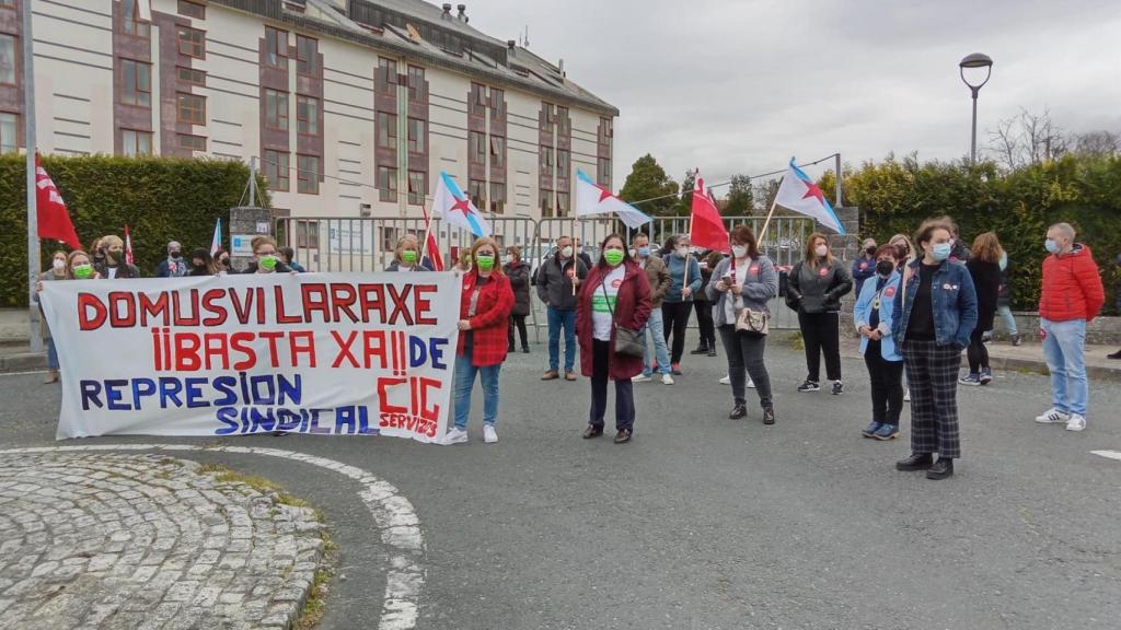 Trabajadores de la DomusVi Laraxe protestan.