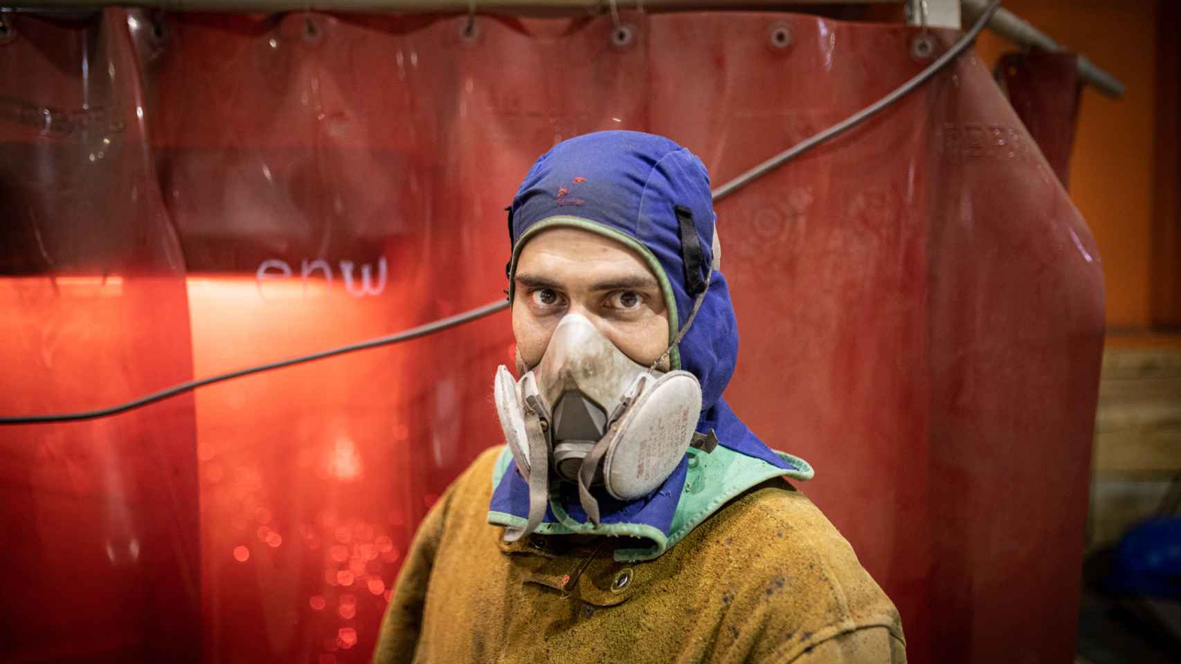 Las medidas de seguridad son estrictas en el astillero. Retrato de un operario con máscara antipolvo.