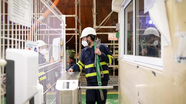 Un trabajador ficha a la salida de su jornada laboral.