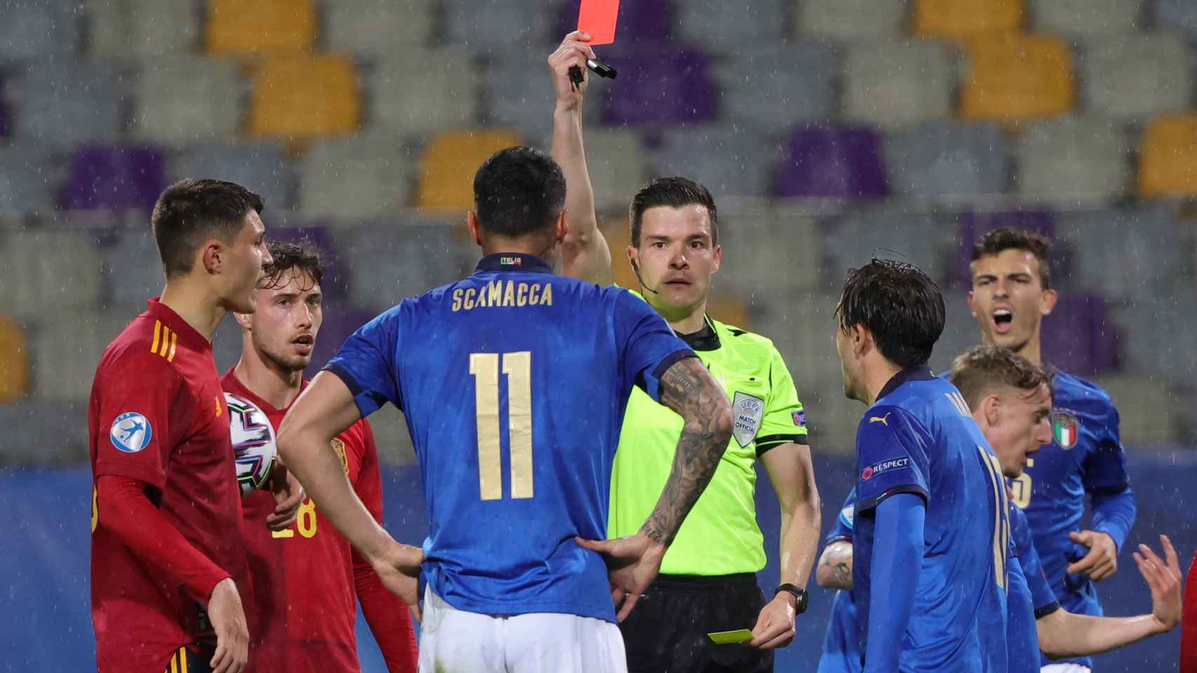 Gianluca Scamacca ve la tarjeta roja en el partido entre España e Italia