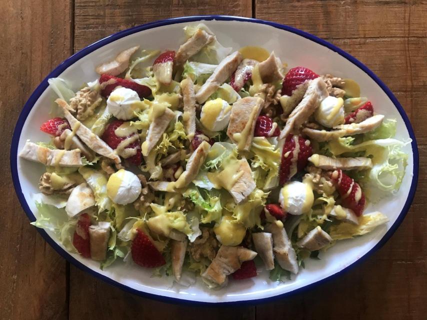 Ensalada de escarola, pollo, fresas, nueces y perlas de queso de cabra e higo. Foto: Inma Garrido.