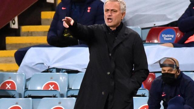 José Mourinho, dirigiendo un partido del Tottenham