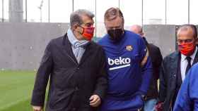 Joan Laporta y Ronald Koeman antes de un entrenamiento del Barça