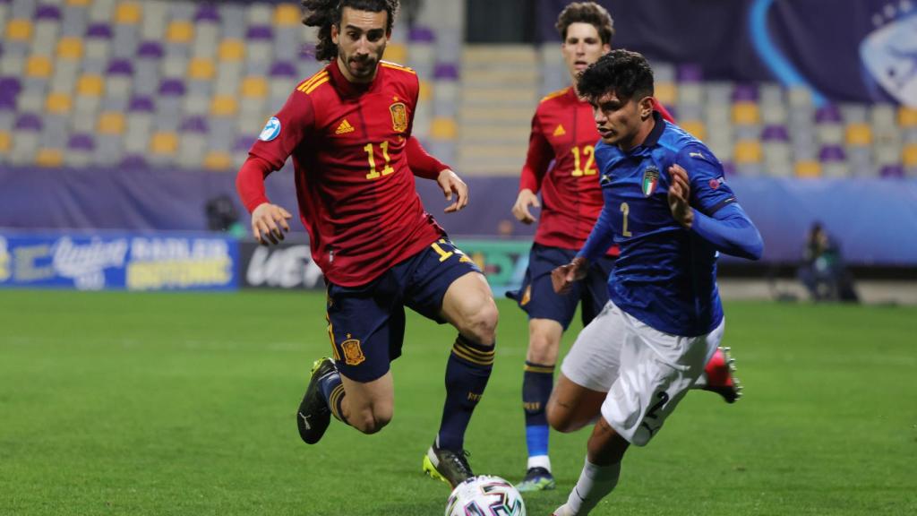 Marc Cucurella y Raoul Bellanova, durante el partido entre España e Italia