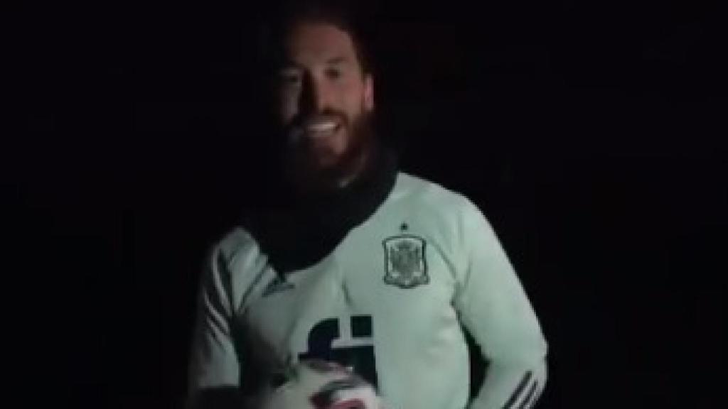 Sergio Ramos durante el apagón del entrenamiento de la Selección