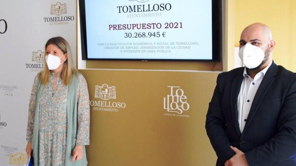 La alcaldesa de Tomelloso, Inmaculada Jiménez, y el concejal de Hacienda, Francisco José Barato