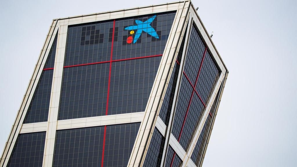 El logo de CaixaBank en la torre Kio de Madrid.