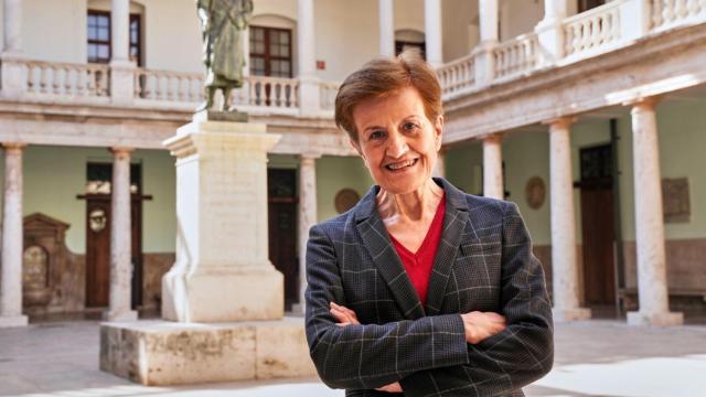 Adela Cortina, en el claustro del Centro Cultural La Nau de la Universidad de Valencia. EE