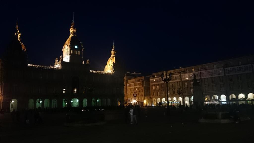 A Coruña se suma a la Hora del Planeta apagando las luces de María Pita y la Torre de Hércules