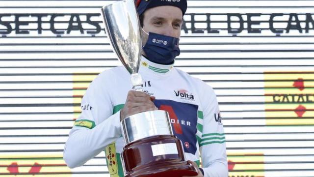 Adam Yates, con el trofeo de la Volta a Cataluña