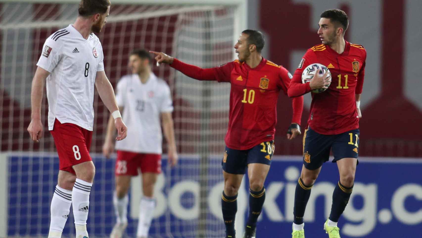 Ferrán Torres y Thiago Alcántara celebran el gol del empate