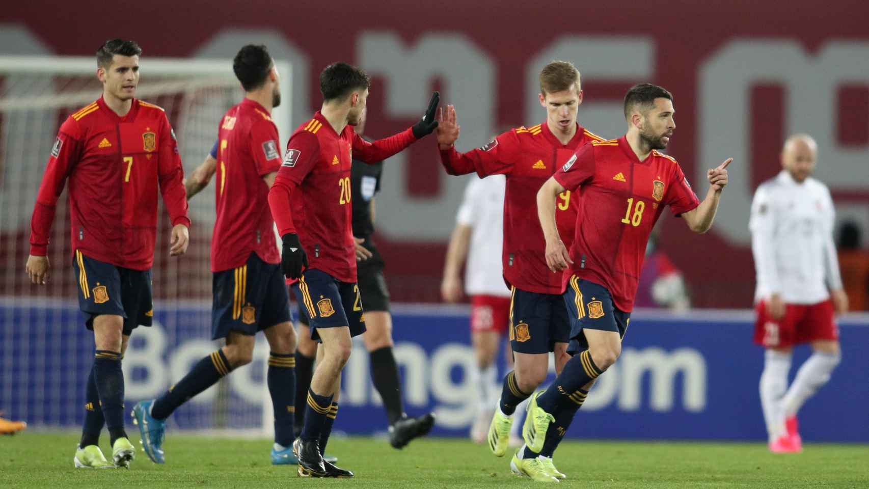 Los jugadores de la selección de España celebran el gol del empate ante Georgia