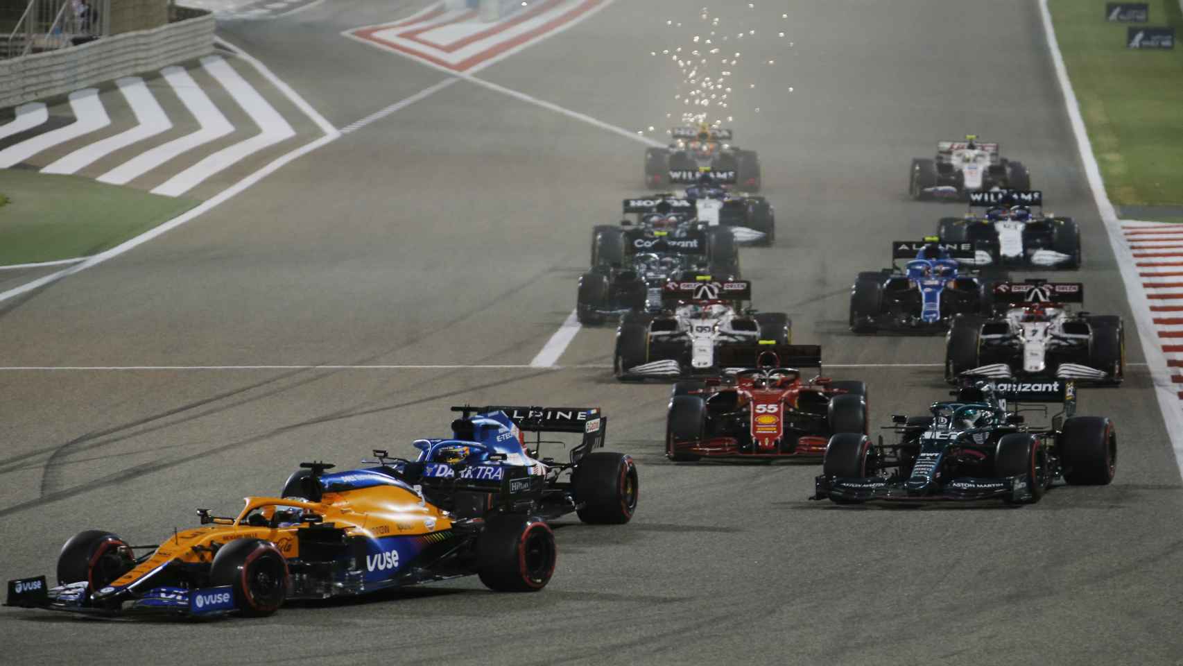Fernando Alonso pelea la posición con Ricciardo en el Gran Premio de Bahrein de Fórmula 1