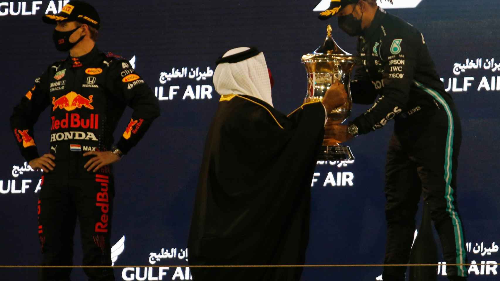 Hamilton recoge su título como ganador en Bahrein ante Verstappen