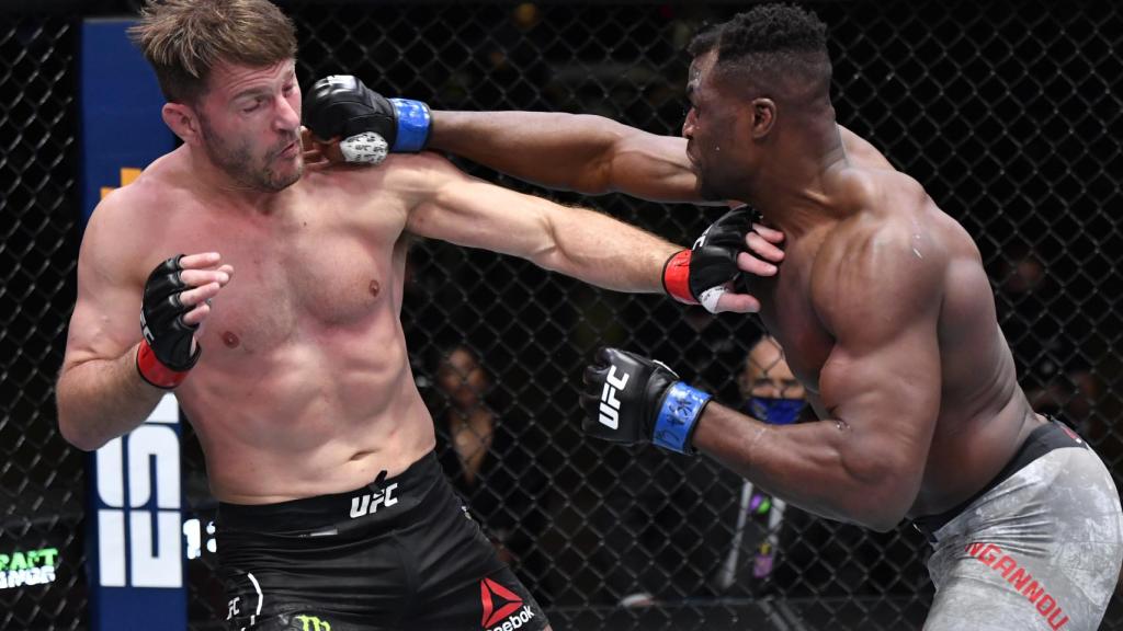 Francis Ngannou golpea a Stipe Miocic durante el UFC260