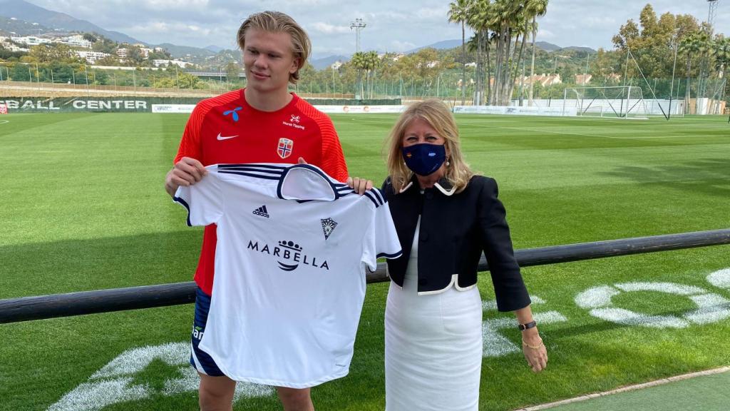 Erling Haaland posa junto a la alcadesa Ángeles Muñoz con la camiseta del Marbella