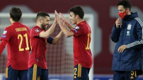 Eric García celebra con Jordi Alba la victoria de la selección española