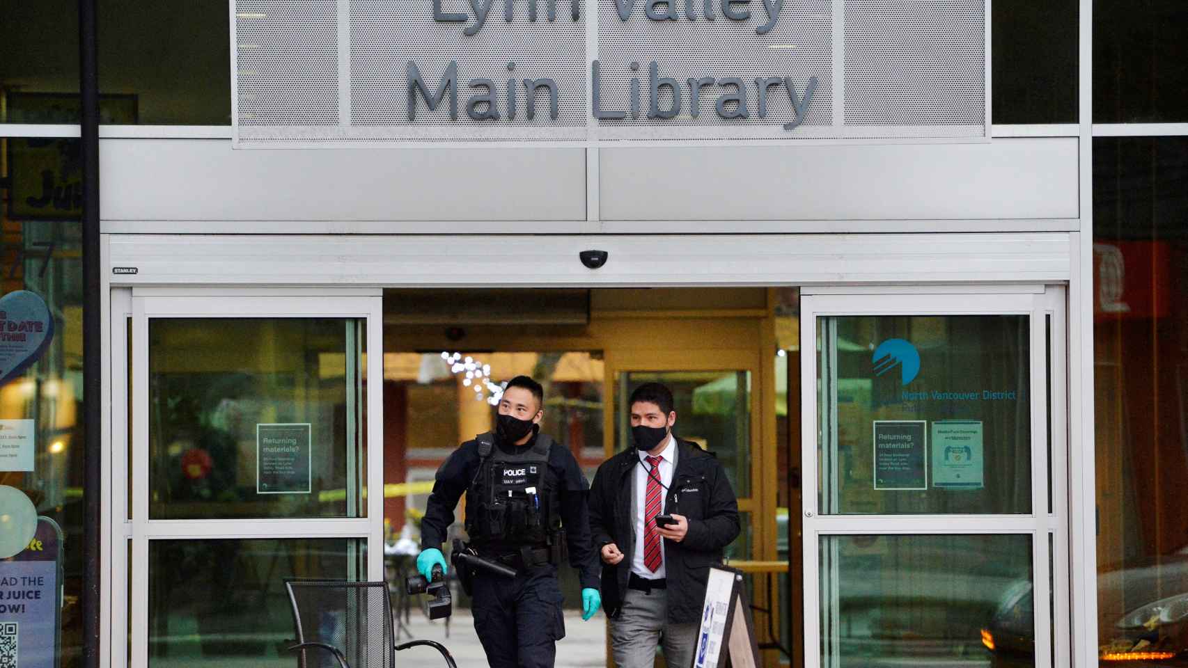 La policía saliendo de la biblioteca de Vancouver en la que tuvo lugar el apuñalamiento.