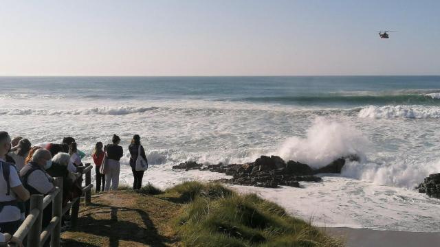 Rescate del cuerpo sin vida de un hombre en la playa de Repibelo