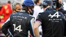 Fernando Alonso, junto a Davide Brivio y Karel Loos, el ingeniero de carreras de Alpine F1 Team