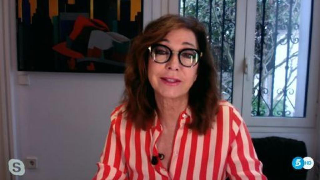 Ana Rosa entra en su programa desde el despacho de su casa.