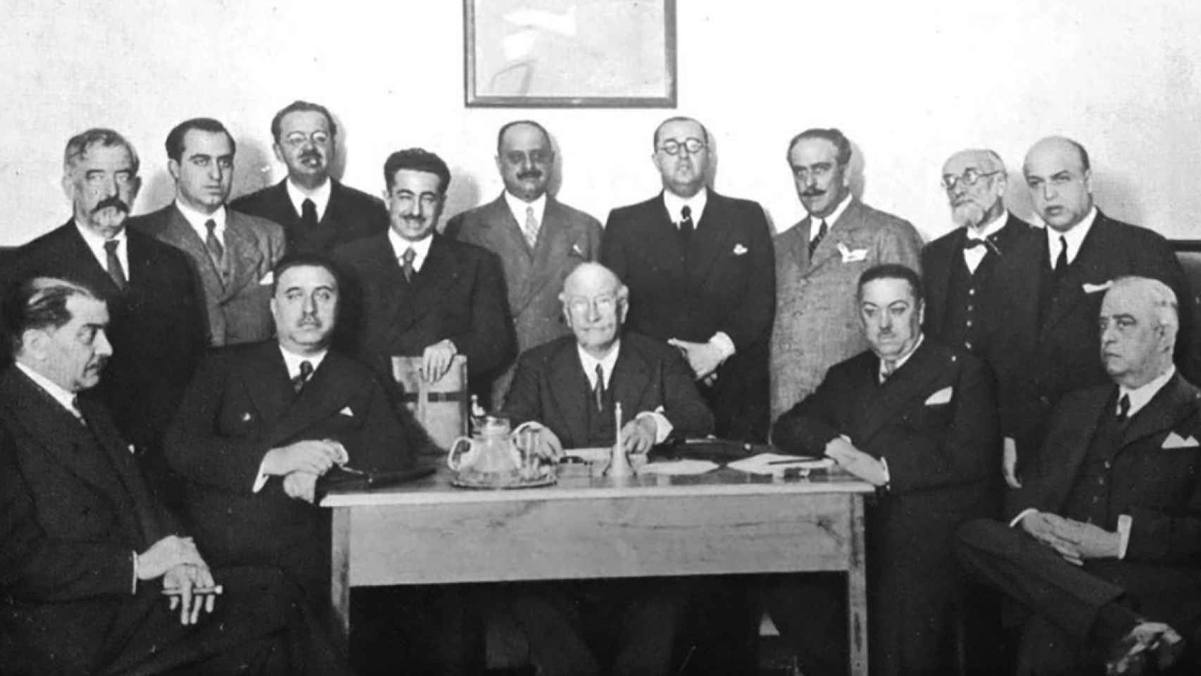 Salazar Alonso (de pie, cuarto por la izquierda) en una reunión del Comité Ejecutivo del Partido Republicano Radical en mayo de 1934.