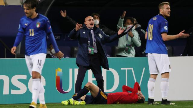 Luis de la Fuente, quejándose durante el partido frente a Italia en el Europeo sub21 de 2021