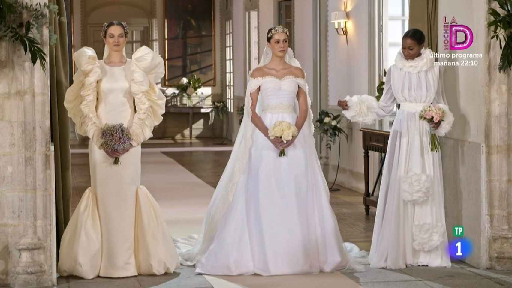 Los tres vestidos de novia que los finalistas debían replicar.