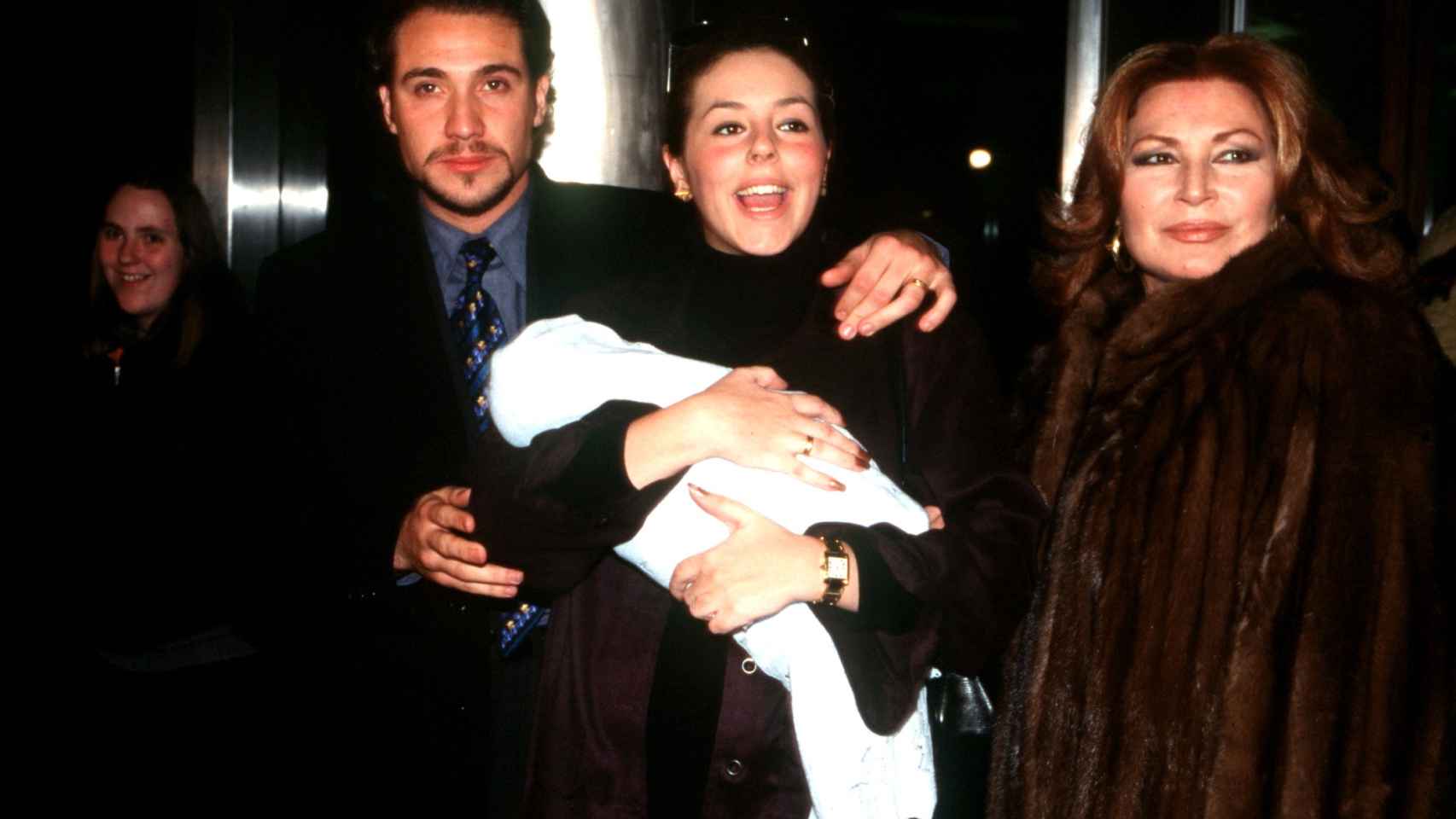 Rocío Carrasco, junto a Antonio David y Rocío Jurado, tras el nacimiento de su segundo hijo.
