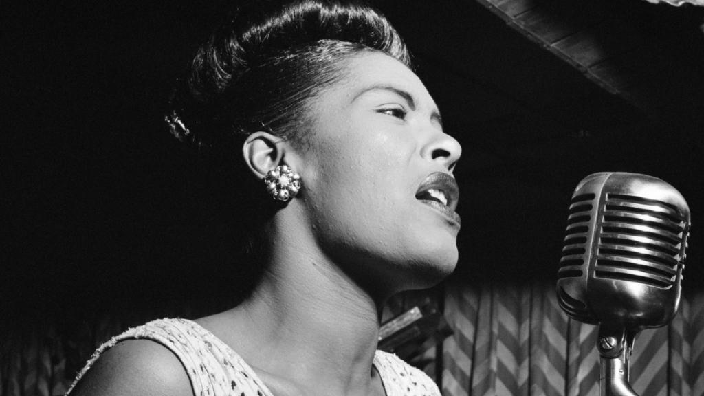 Billie Holiday en plena actuación.