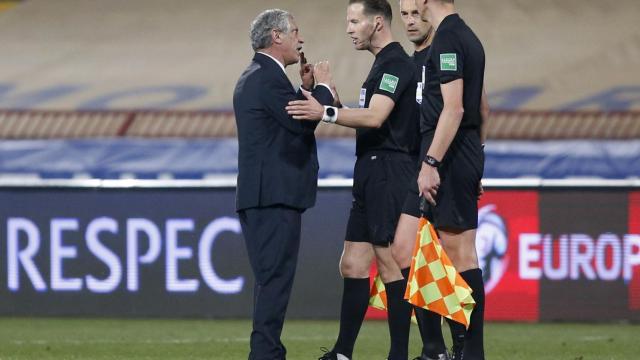 Fernando Santos (seleccionador de Portugal), discutiendo con el árbitro Danny Makkelie