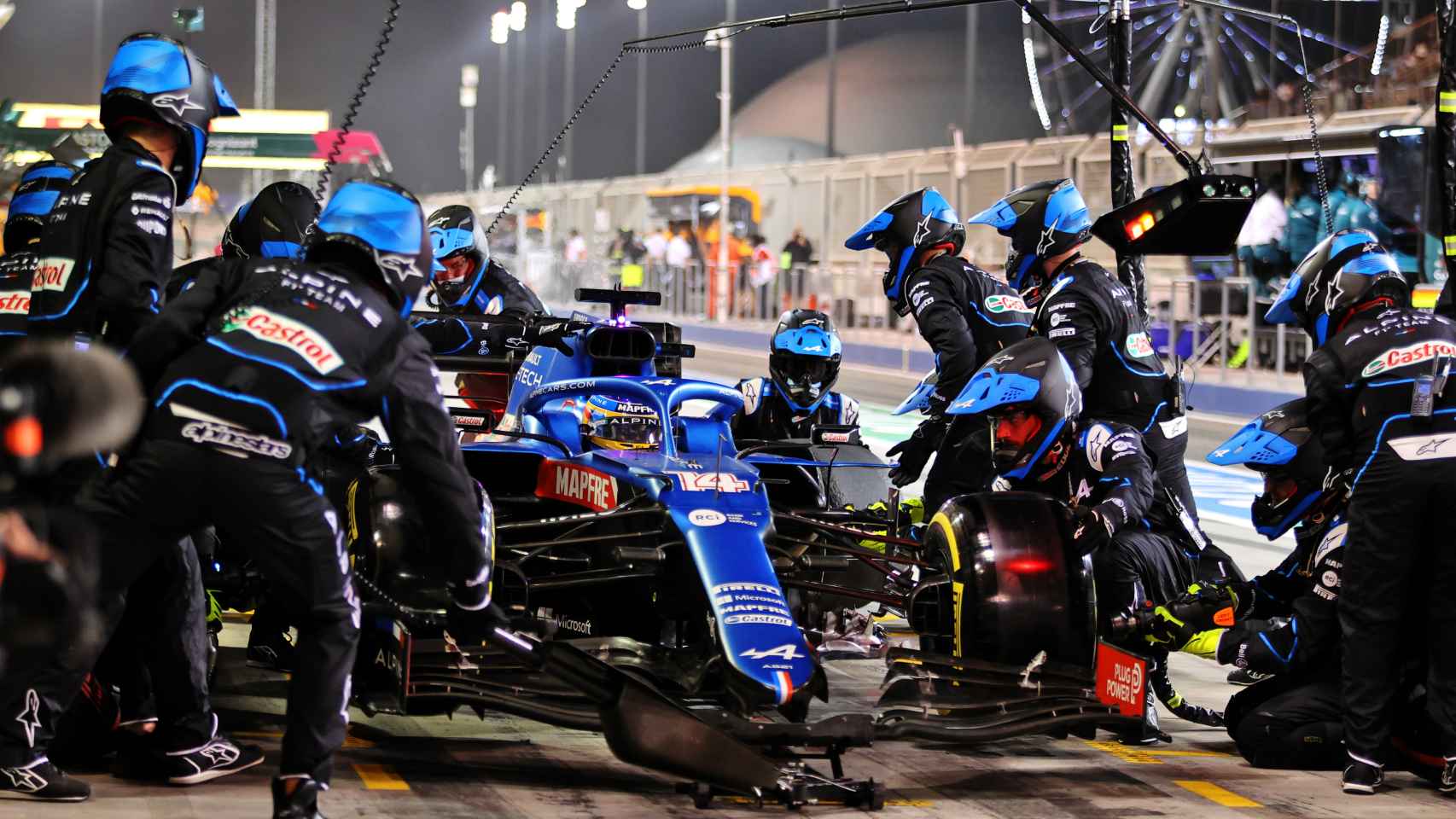 Fernando Alonso, haciendo una parada en boxes durante el Gran Premio de Bahrein de Fórmula 1 de 2021