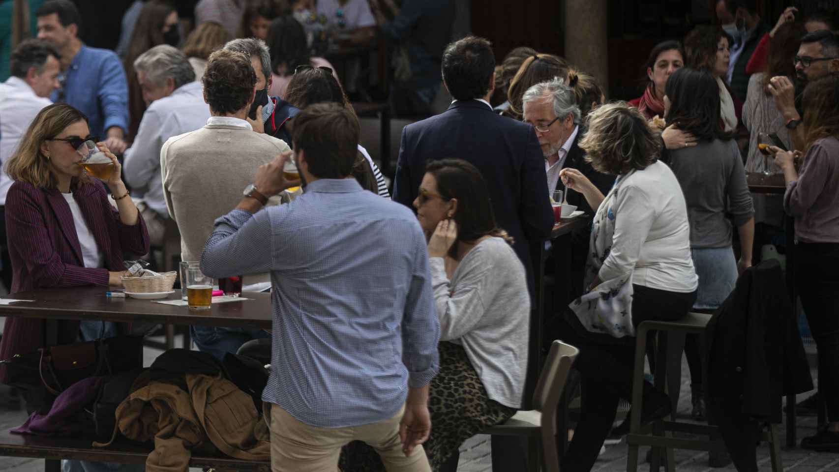 Personas en la terraza de un bar en Sevilla.