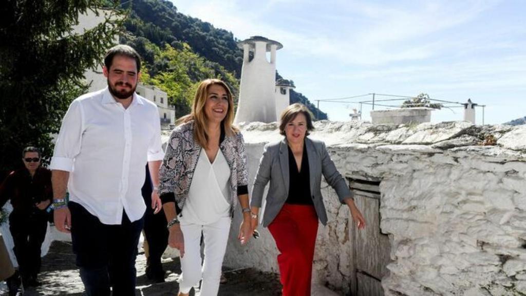 La secretaria general del PSOE, Susana Díaz, y la delegada del Gobierno en Andalucía, Sandra García, en una imagen de archivo.