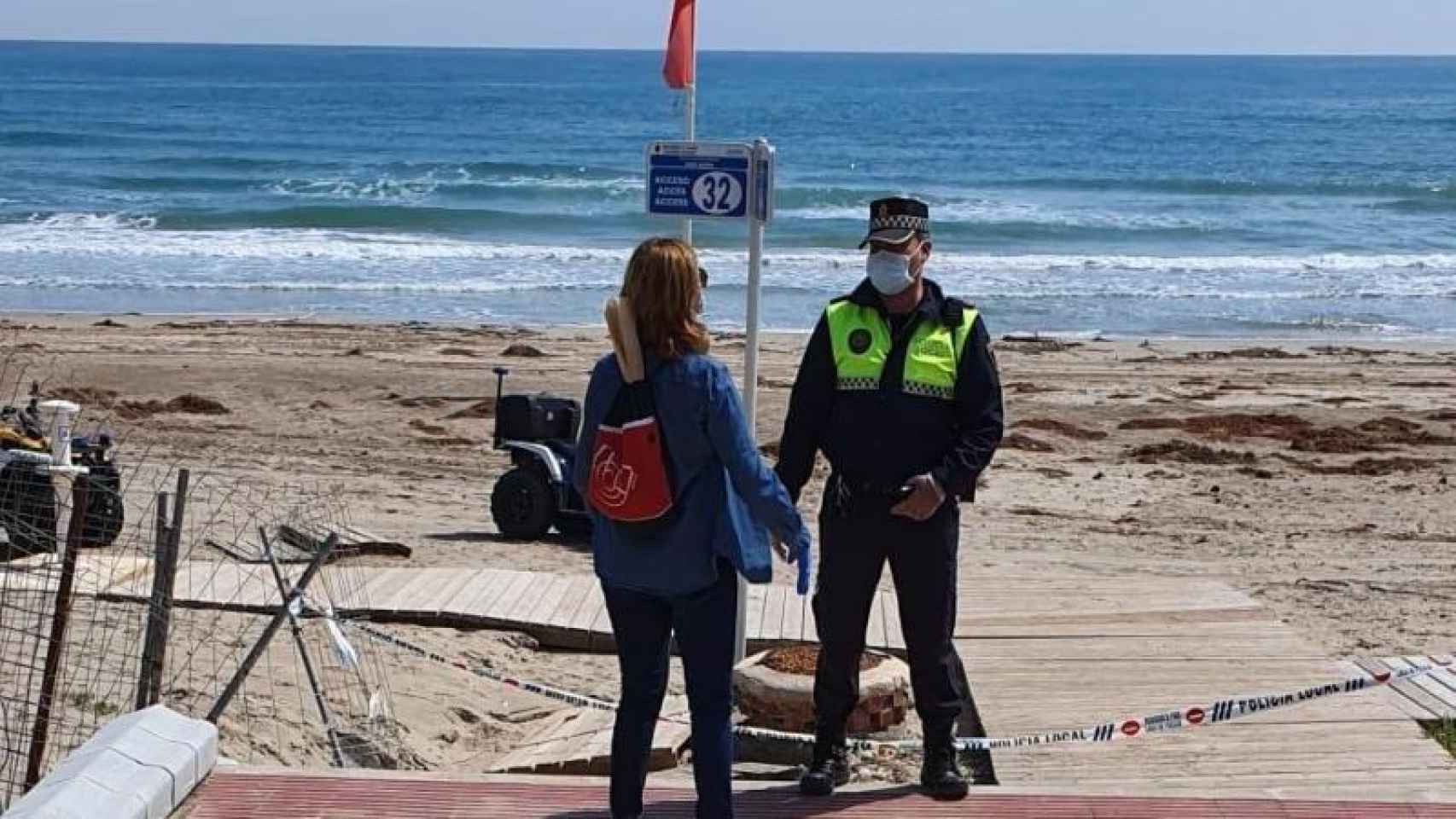 Un agente de la Policía Local realiza un control en la playa en una imagen de archivo.