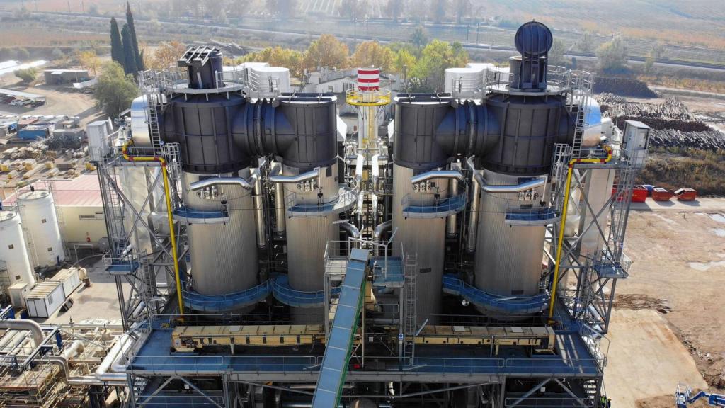 La planta ubicada en Les Borges Blanques (Lleida) fabricada por Sugimat combina la producción termosolar con la generada a partir de biomasa.