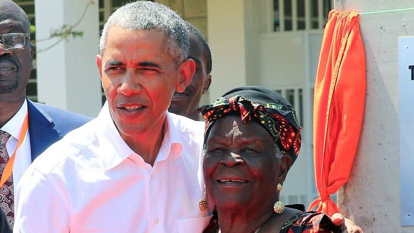 Barack Obama junto a su abuelastra, Mama Sarah Onyango Obama, durante una visita a Kenia.