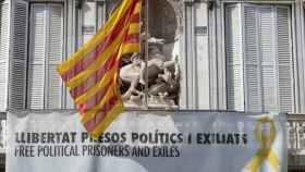Fachada del Palau de la Generalitat con una pancarta que reivindica a los político presos.