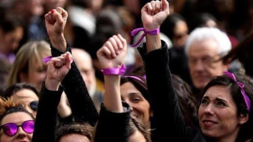 Mujeres con el puño en alto durante el 8-M.