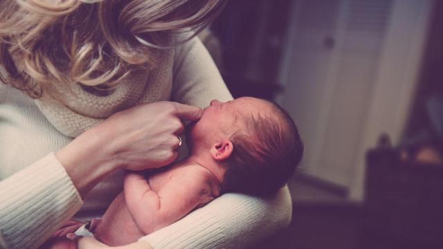 Una madre con su bebé.