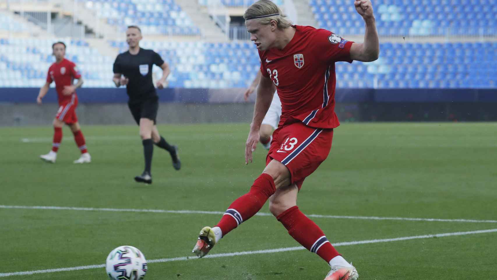 Erling Haaland dispara a portería durante un partido con la selección de Noruega