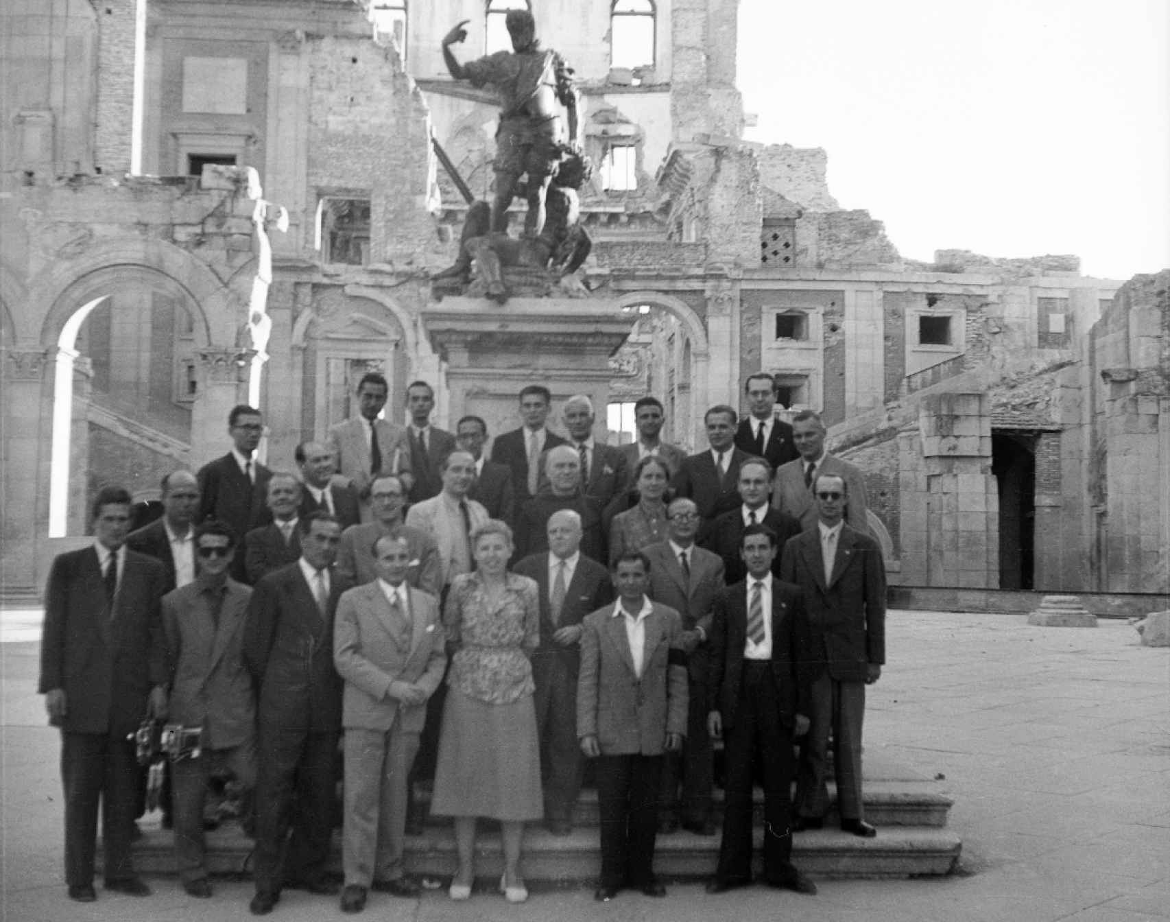 Grupo de personas junto a la escultura de Carlos V en el patio del Alcázar de Toledo el 28 de septiembre de 1951 (Foto cedida por el autor perteneciente a la Colección Rodríguez.