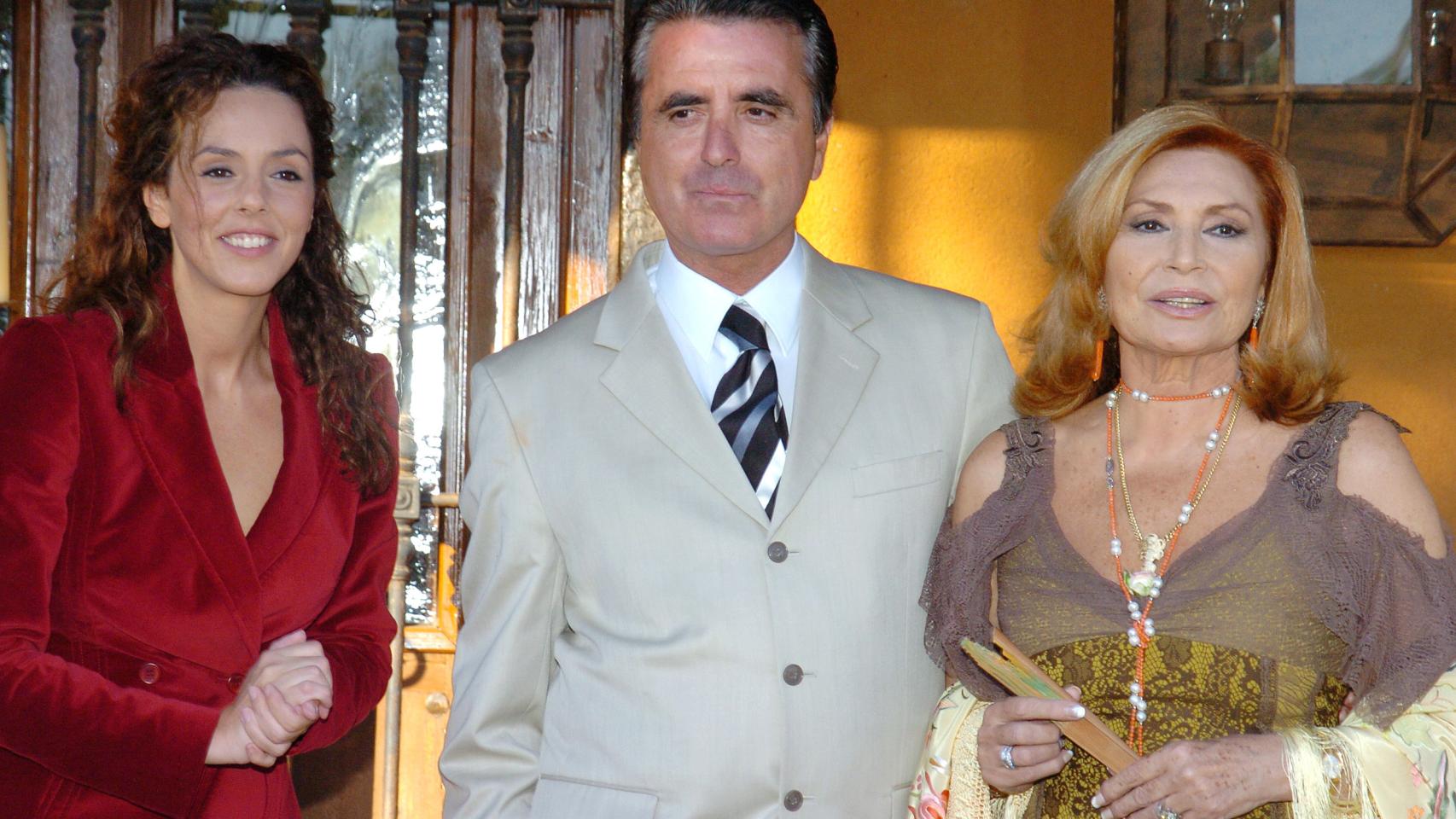 Rocío Carrasco junto a su madre y José Ortega Cano en 2005.
