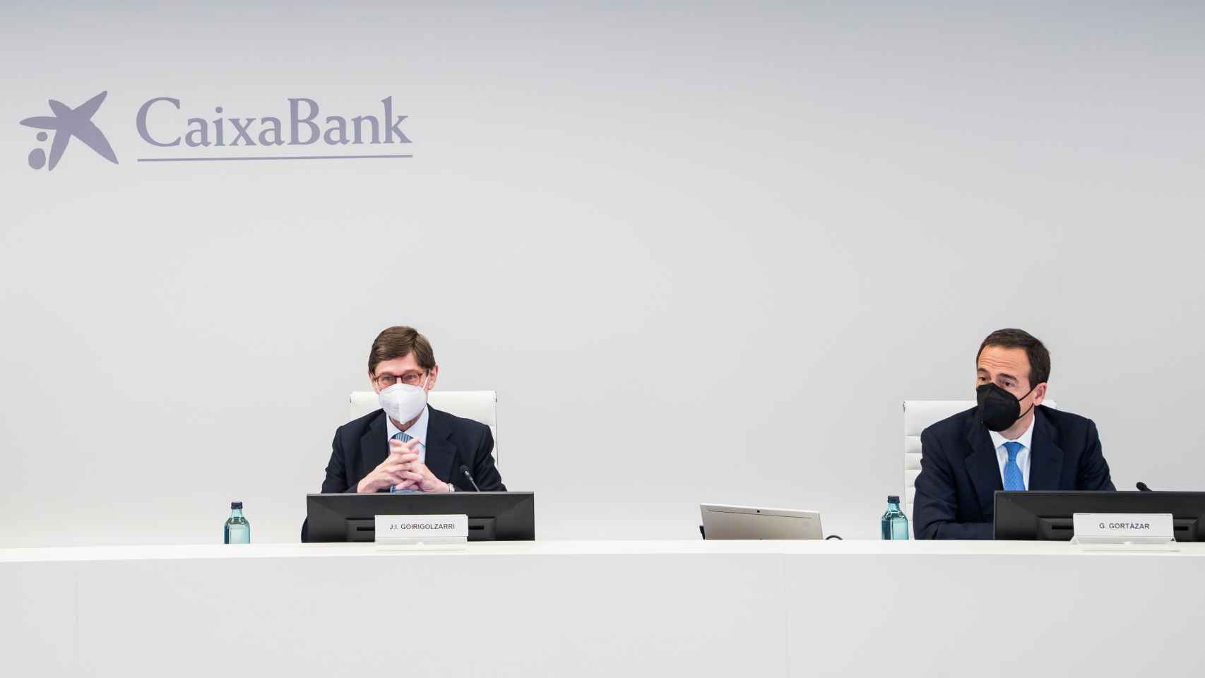 José Ignacio Goirigolzarri, presidente de CaixaBank, celebra su primer consejo en el banco junto a Gonzalo Gortázar, consejero delegado.