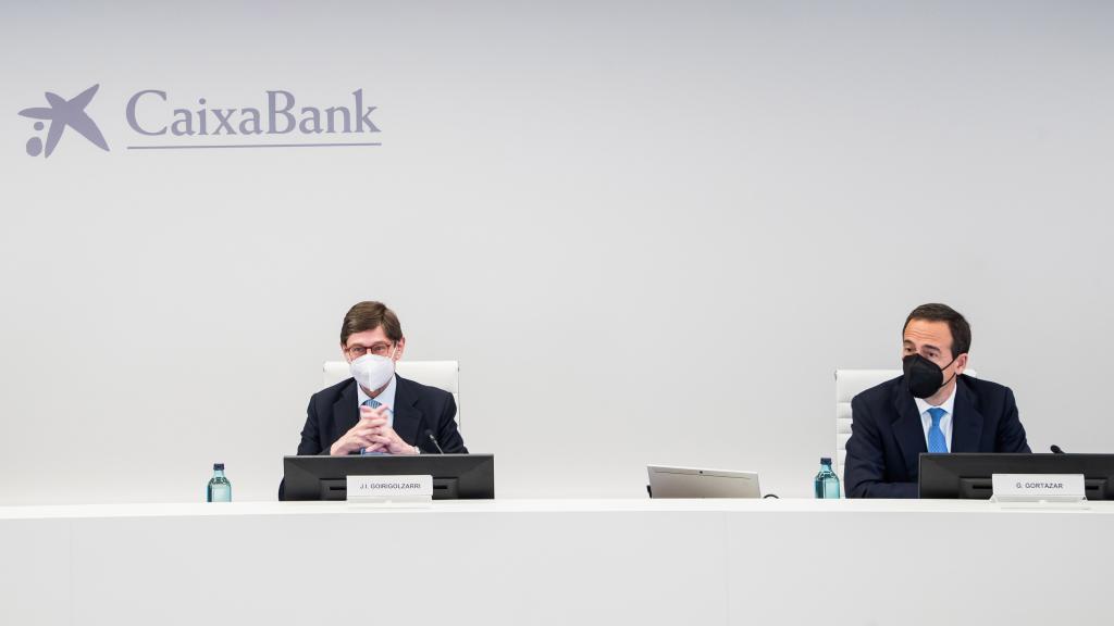 José Ignacio Goirigolzarri, presidente de CaixaBank, celebra su primer consejo en el banco junto a Gonzalo Gortázar, consejero delegado.