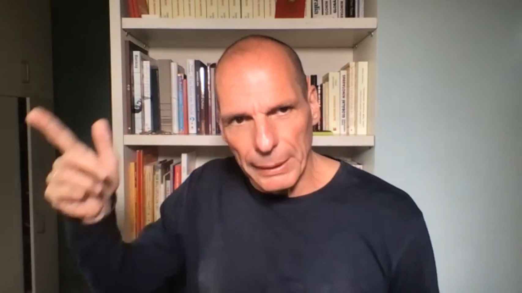 Yanis Varoufakis atendió la videollamada desde Atenas.