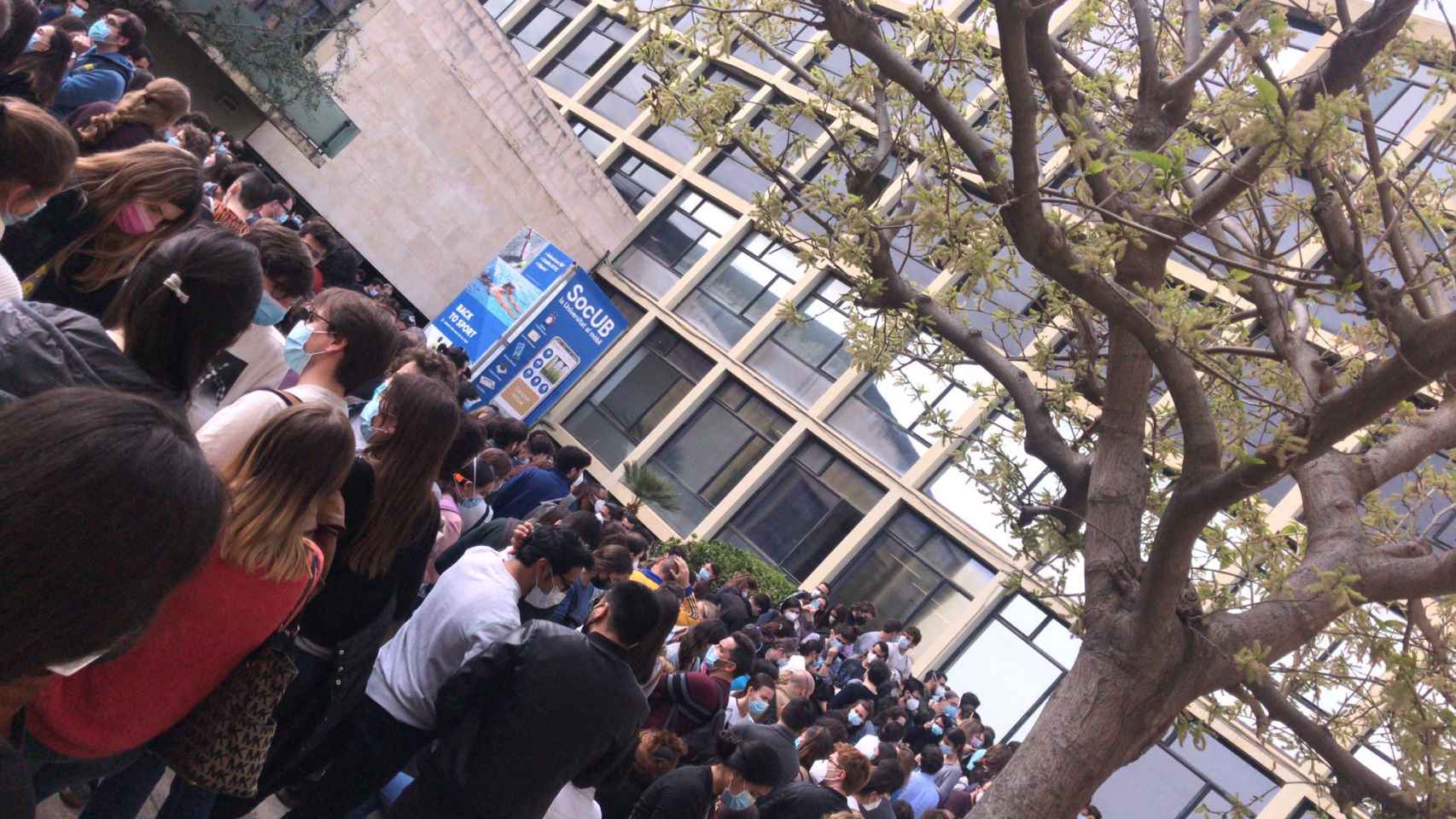 El acceso a la entrada principal de la facultad catalana, el sabado pasado 27 de marzo.