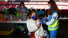 Una mujer recibe una vacuna en el Wanda Metropolitano.