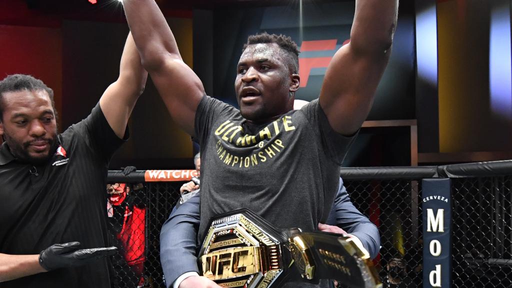 Francis Ngannou, con el cinturón de campeón del peso pesado de la UFC