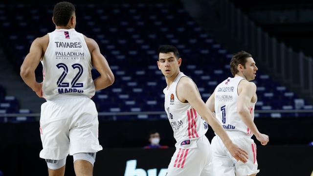 Tavares, Deck y Causeur, en un momento del partido del Real Madrid de Baloncesto de Euroliga